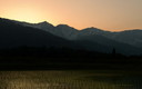 夕焼け空に浮かび上がる白馬三山