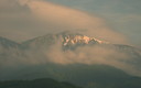 梅雨空に聳える白馬岳