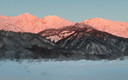 雪の河原から望む白馬三山の朝焼け
